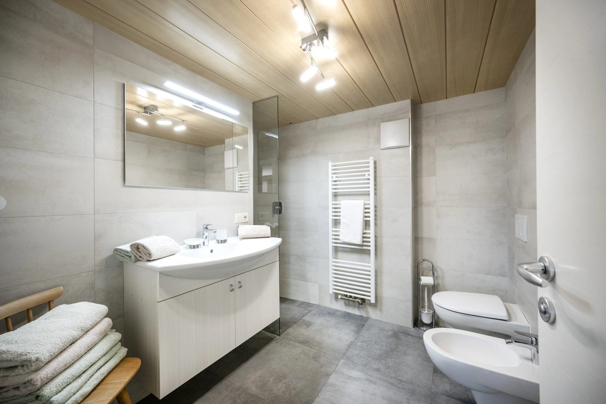 Modern bathroom with a large mirror